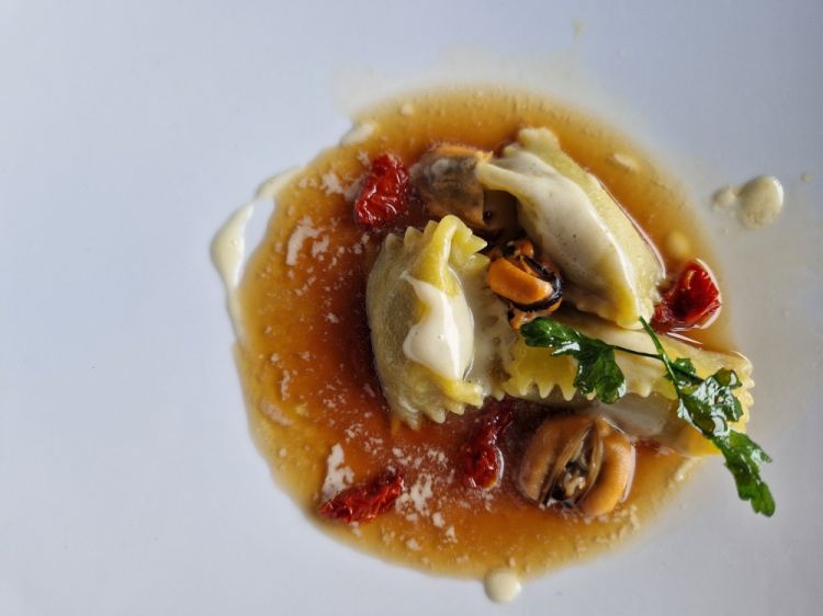 Plin ripieno di impepata di cozze, salsa bagna cauda e ponzu di pomodoro