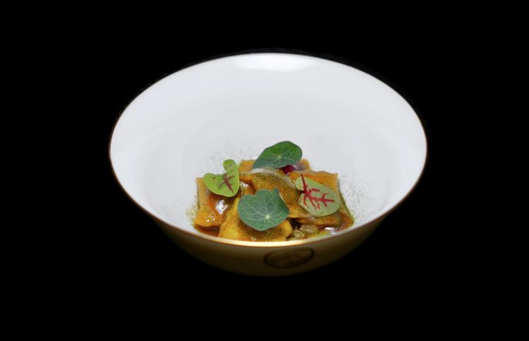 Plin di fagiano, carciofi, fondo vegetale arrosto di Trètener, gel ai frutti rossi, nasturzio. I carciofi sono in crema e in brunoise