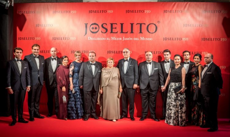 A group photo with the Gómez family during a recent celebration for the 150th anniversary of Joselito
