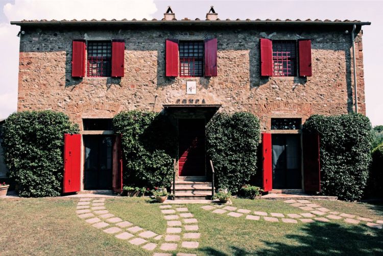 Le portine rosse caratterizzano il Podere Conca, tanto da diventarne parte integrante del logo aziendale