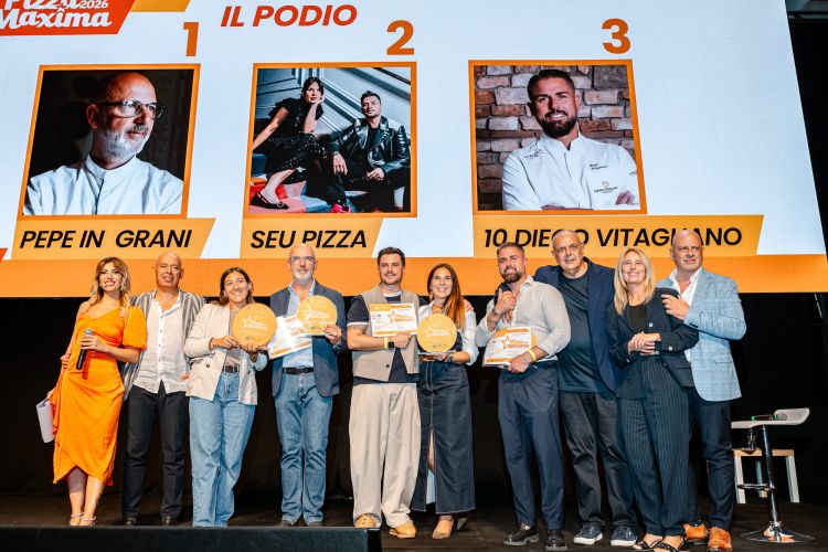 Il podio con Seu, Pepe e Vitagliano con gli organizzatori di Pizza Maxima.&nbsp;I votanti di Pizza Maxima&nbsp;sono circa 200 giornalisti gastronomici ed esperti di pizza: curatori e rappresentanti delle principali guide, direttori e redattori di testate specializzate, responsabili delle pagine food dei quotidiani e altri professionisti con competenze sul mondo della pizza. Sono loro ad aver prima segnalato le pizzerie, formando le 150 nomination, e poi a votarle con punteggi da 6 a 10
