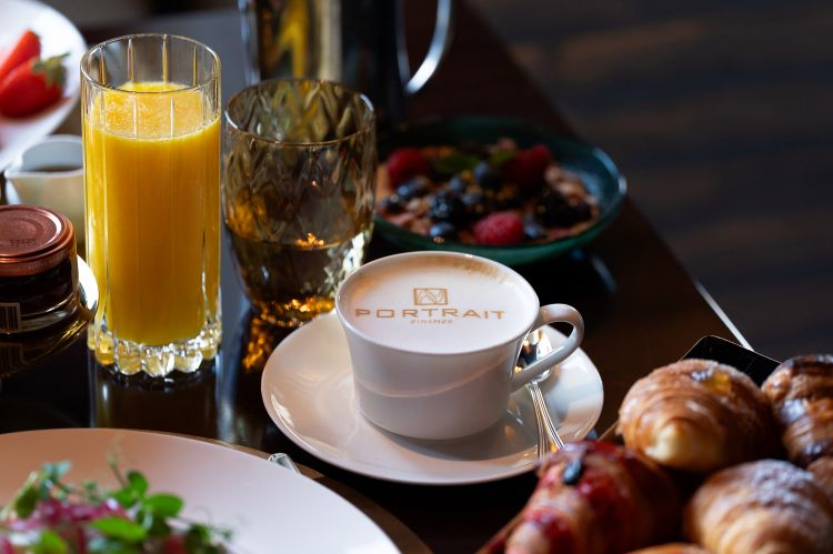 La colazione &egrave; servita dalle 7 alle 10 e si pu&ograve; scegliere tra tre formule:&nbsp;quella all&rsquo;italiana, la versione a buffet, e infine il&nbsp;Portrait breakfast
