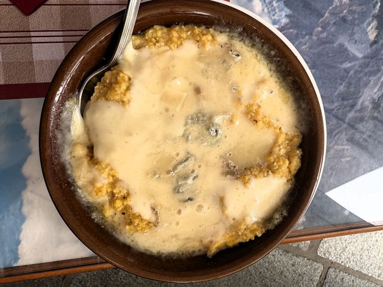 Polenta con gorgonzola e toma