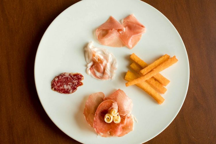 Salumi con stick di polenta fritta