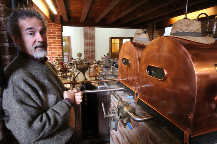 Jacopo Poli all'interno della distilleria
