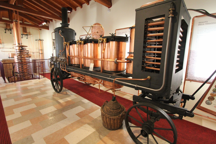 Il primo alambicco mobile, utilizzato alla fine del 1800