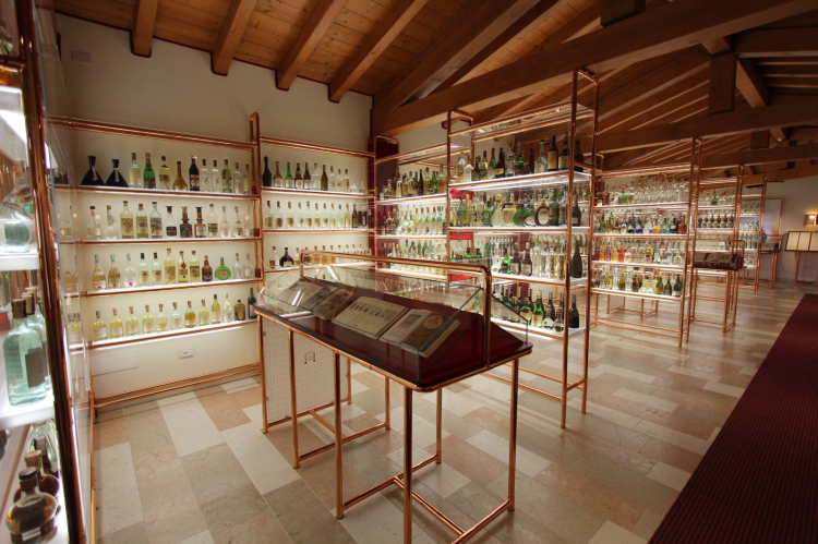 La raccolta delle bottiglie di grappa da tutta l'Italia, all'interno del Museo della Grappa di Schiavon