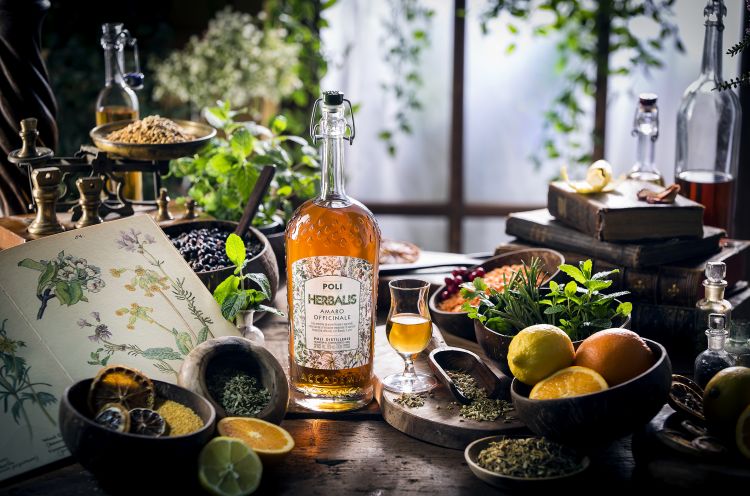 Herbalis nasce dall'infusione di 15 botaniche differenti in Brandy invecchiato 3 anni