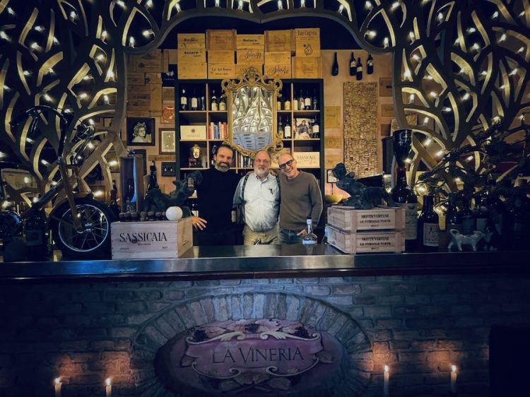 Foto ricordo a fine pranzo alla Vineria di Sassocorvaro. Da sinistra: Filippo Polidori, Paolo Marchi e Andrea Ancarani
