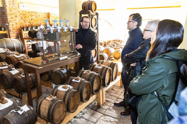 Alessandro Negrini con Andrea Bezzecchi dell'Acetaia San Giacomo di Novellara (Reggio Emilia). La collaborazione tra il Gruppo Aimo e Nadia e l'acetaia è scaturita nell'ideazione di nuovi straordinari aceti di vino crudi («Non i soliti banali aceti balsamici», mainstream, ha sottolineato Bezzecchi), attraverso il metodo antico "a barile scolmo", quasi scomparso, partendo da un Nebbiolo valtellinese proposto da Negrini e da un Nero di Troia pugliese proposto da Pisani