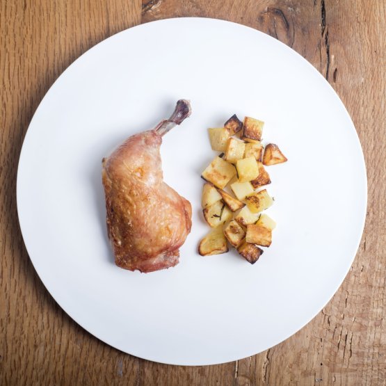 Roasted chicken and potatoes "alla Romito": at last there’s good food in the hospital (photo Francesco Fioramonti)
