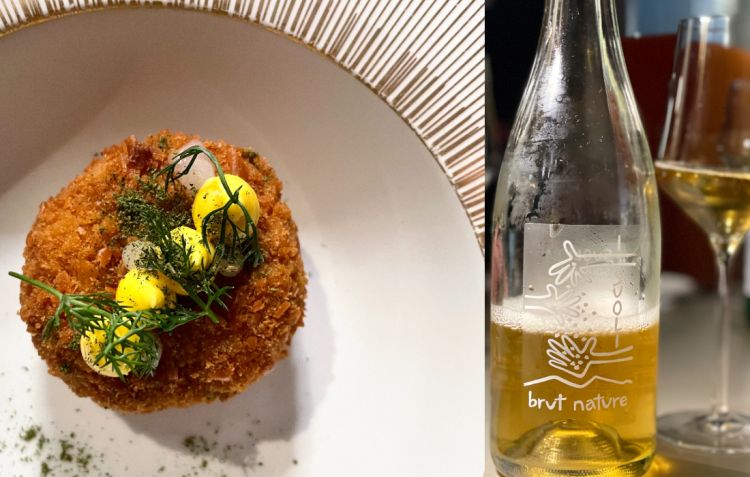 La Crocchetta di pollo alla cacciatora di Pier Daniele Seu
Una panure croccante, spessa, poi il morso oltrepassa la barriera per trovare un cuore di pollo sfilacciato, sorprendentemente succoso e intriso degli aromi tipici della cacciatora, rosmarino, salvia, ricorda il gusto di una saporosa porchetta. Una partenza col botto. In abbinamento, I Suoli Metodo Classico 2019, Nerello Mascalese in purezza – una bollicina gioviale, leggera; al naso prevalgono l’arancia rossa, sentori di camomilla, brioche tostata, mentre sul palato si sprigiona il frutto intenso, agrume soprattutto - arancia -, e tutta la mineralità dell’Etna