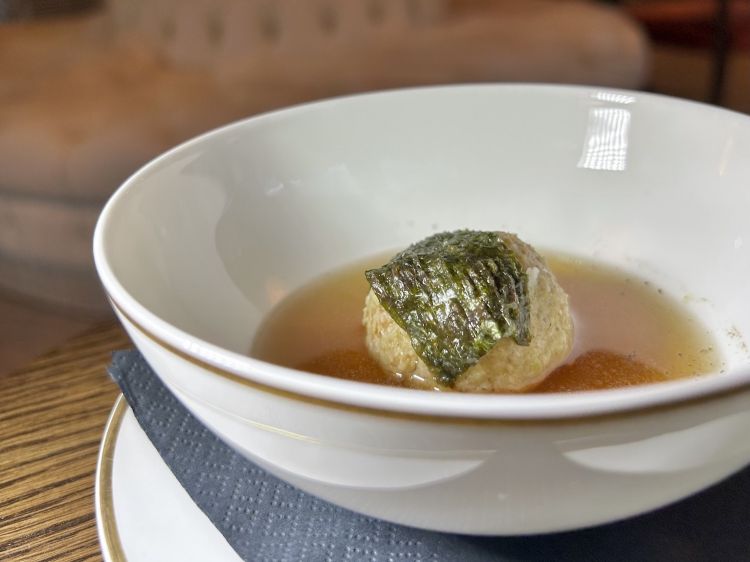 Canederlo vegetale (funghi sottolio, verza scottata…) in brodo vegetale (verza, alghe, pomodoro, sedano rapa tostato. Alga nori al posto dello speck di guarnizione. Brodo piacevole, potrebbe anche reggere una piccola speziatura
