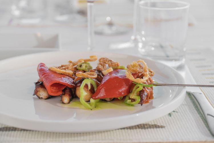 Polpo alla brace, salsa teriyaki, salsa al peperone rosso, cipollotto fritto e paprika