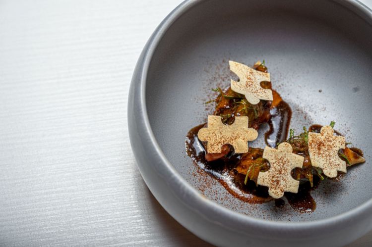 Polpo alla piastra
Con salsa barbecue in stile orientale, fondo di manzo e pane raffermo
