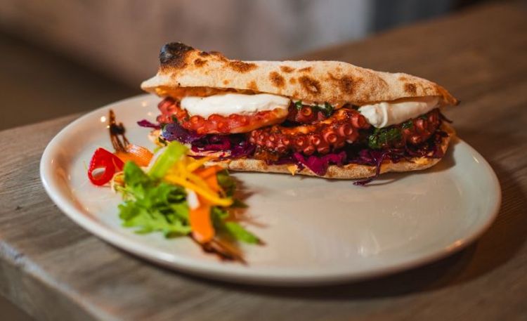 In menu anche panini con il pane fatto in proprio: ecco Il polpo di fulmine con polpo grigliato, salsa di pomodori secchi, cavolo rosso marinato