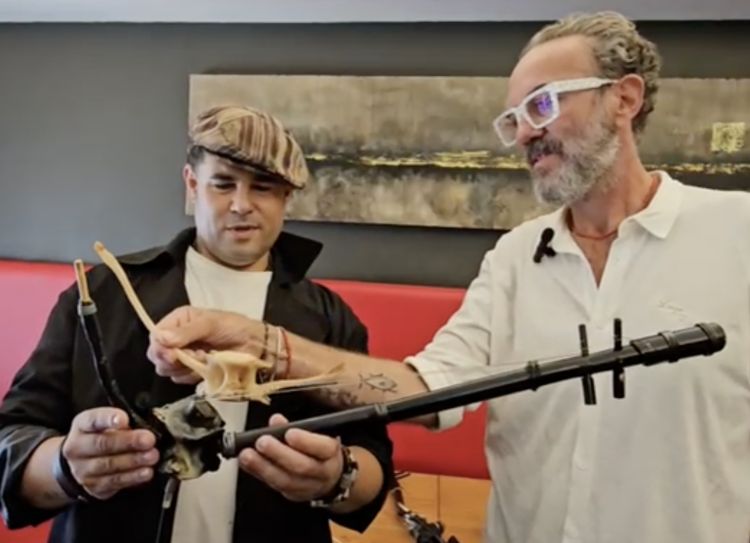 A Gastronomika, Pomata ha mostrato anche un video. Che racconta di come il musicista sardo Nicola Agus abbia ricavato, da vertebre e costole di un grande tonno da 350 chili, fornite ad Agus dallo stesso chef, uno strumento musicale, anzi un doppio strumento musicale. Spiega Agus: «È uno strumento che parla di mare e di cultura carlofortina e ne unisce due insieme. È intanto una sorta di benas sarda o mezwed nordafricano (senza sacca), l'ho realizzato con la vertebra del tonno, che viene anche amplificata», dunque uno strumento a fiato. «La costola del tonno diventa invece un archetto che tira due fili ottenuti dalle reti per pescare il tonno stesso, così da avere anche uno strumento ad arco». Le sonorità sono quelle tipiche del Nord Africa

