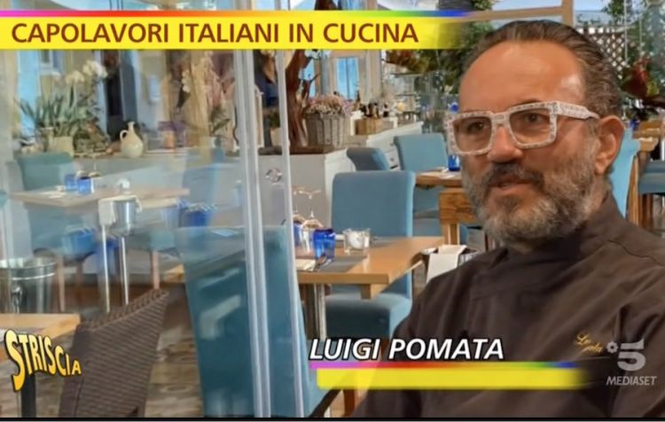 Luigi Pomata nel dehor esterno del ristorante di famiglia a Carloforte
