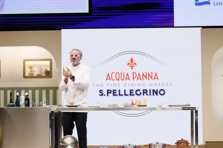 Luigi Pomata sul palco di Gastronomika a San Sebastian
