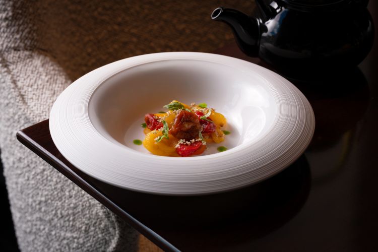 Brodo freddo di acqua di pomodoro e sambuco con pomodorini estivi in varie consistenze