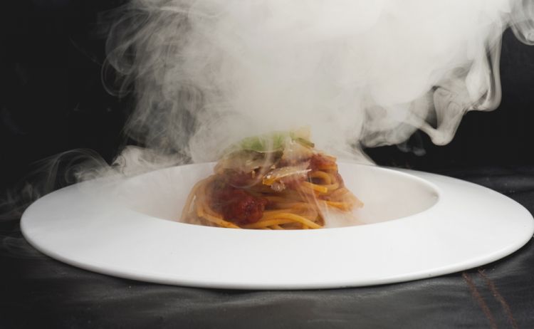 Pomodoro Bruciato: spaghetto al pomodoro bio toscano affumicato, parmigiano 60 mesi, fumante in tavola
