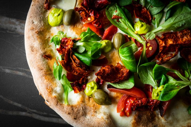 Pomodoro camone, cucunci, pistacchio, fiordilatte, portulaca e peperone crusco: una delle 15 pizze proposte nel menù di Inedito