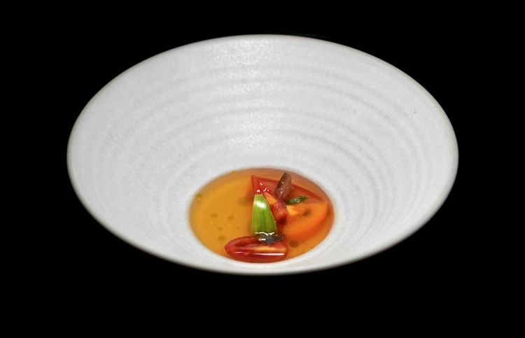Trittico dedicato ai pomodori coltivati nell’orto TauFrisch (significa “fresco di rugiada”) a Campo Tures, un progetto orticolo collettivo dove di Johanns è tributario un vasto appezzamento. Qui Pomodoro dell'orto, basilico, finocchio