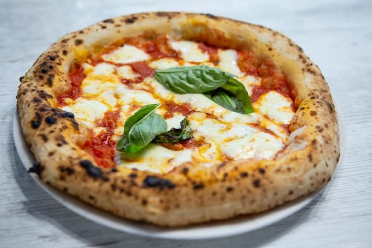 Margherita: pomodoro San Marzano Dop, fior di latte, olio evo Koinè
