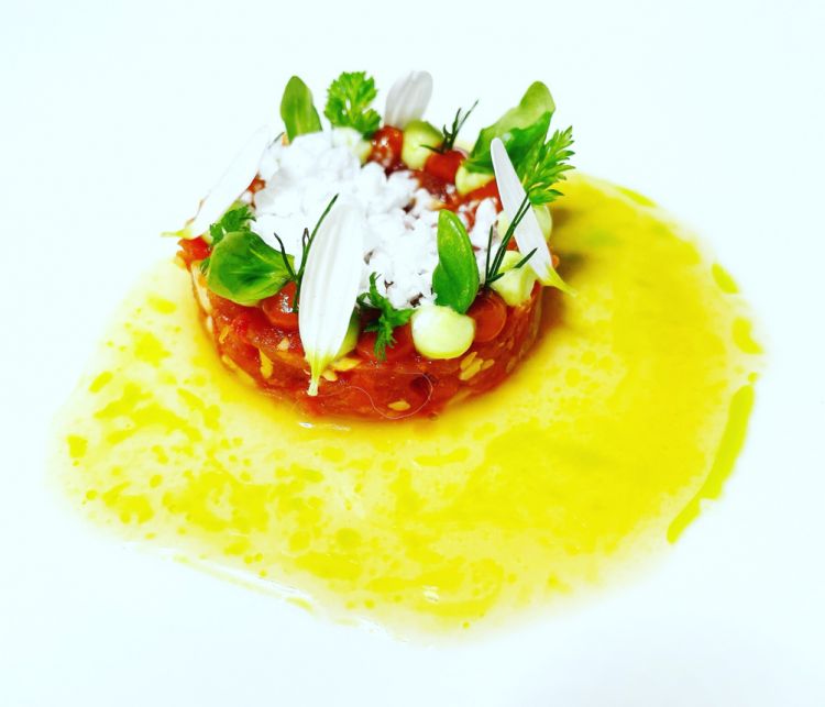 Tartare di pomodoro ticinese con pinoli tostati, maionese al basilico, concentrato di pomodoro e neve di pomodoro
