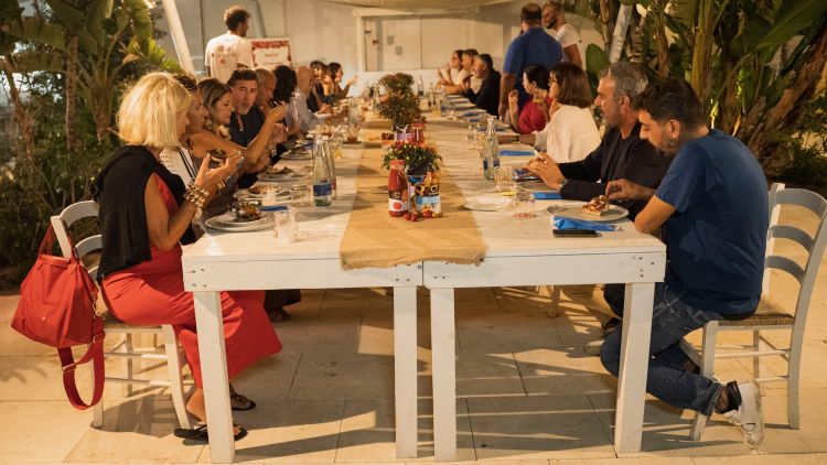 Pomod'Orso: la tavolata della scorsa edizione della manifestazione