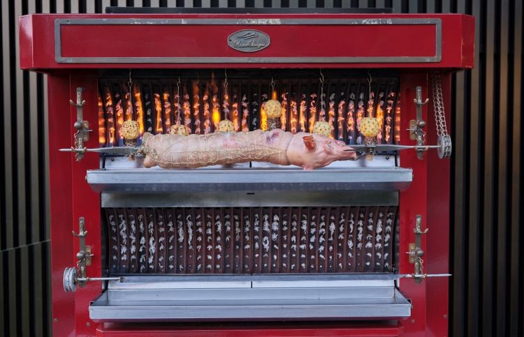 La porchetta del Da Vittorio sullo spiedo
