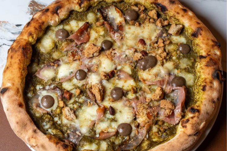 Pizza con funghi porcini del Vesuvio, salsiccia al finocchietto e fiordilatte
