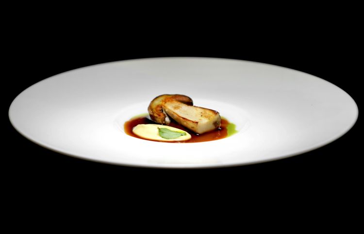 Porcino, prugna, maionese di ginepro: porcino fresco con marmellata di prugna fermentata al bbq, olio alle erbe, fondo bruno di funghi, maionese al ginepro