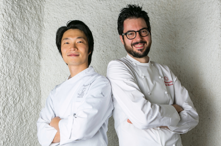 Fabrizio Ferrari, chef di Al Porticciolo 84, con il suo sous-chef Shim Won Hyouk

 
