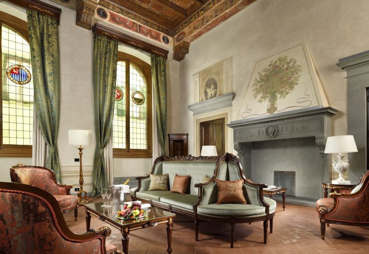 L'area living della Suite 101, intitolata a Francesco de Medici, un autentico museo impreziosita con arazzi e pezzi d'antiquariato di enorme valore storico e artistico
