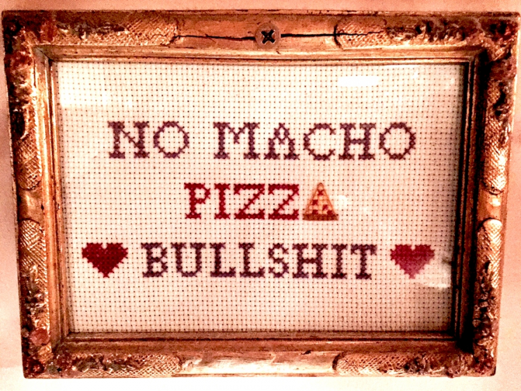 In un angolo di Lovely's Fifty Fifty a Portland, Sarah Minnick ha appeso questa frase che in italiano suona come «Niente stronzate da pizzaioli macho». Sottinteso: Noi siamo pizzaiole e siamo migliori

