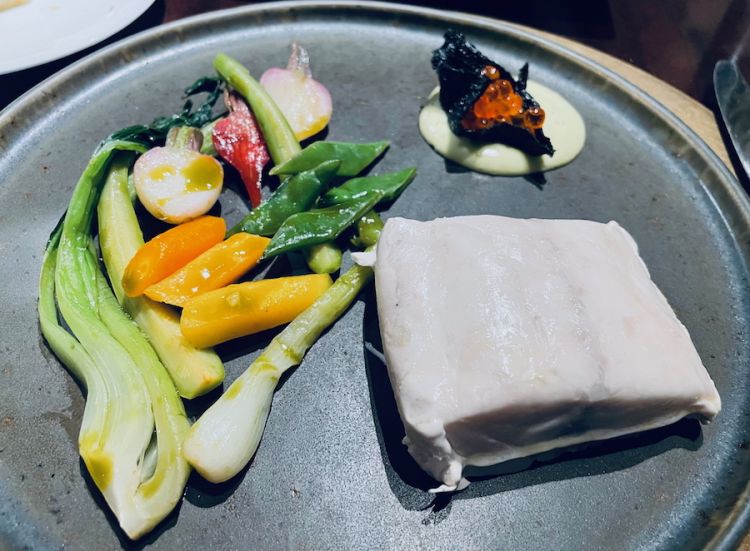Branzino al vapore, maionese al wasabi, chips di alga nori e uoma di salmone