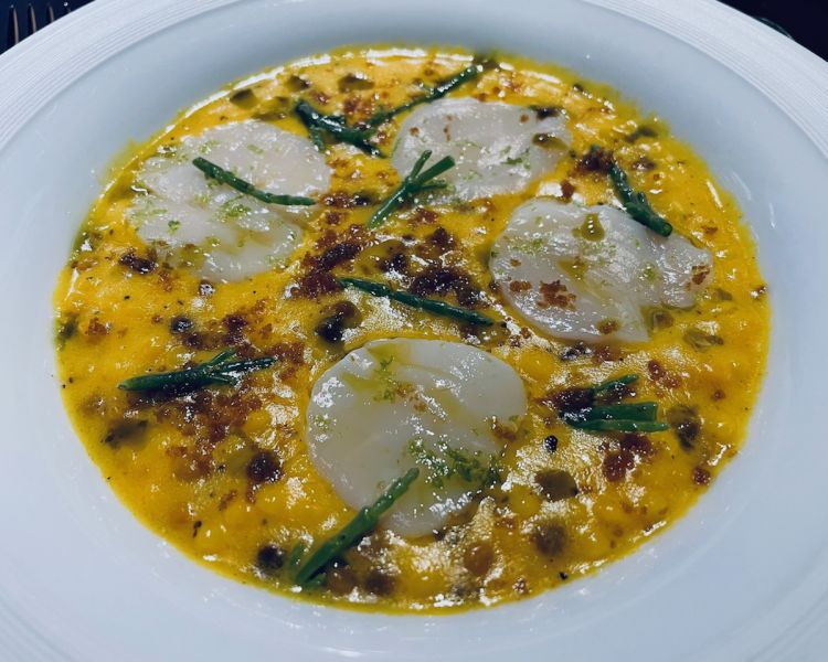 Fregola, salsa allo zafferano, carpaccio di capasanta, bottarga e salicornia