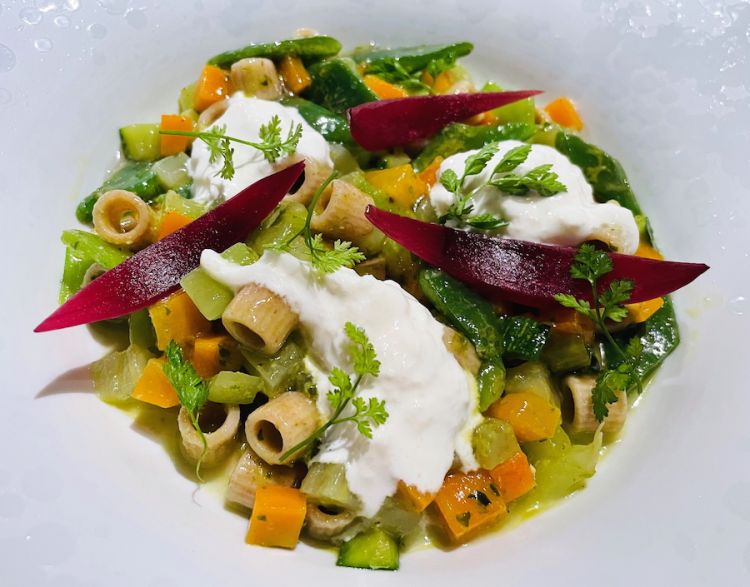 Minestrone freddo, verdure di stagione, tubetti di farro, burrata e pesto di basilico