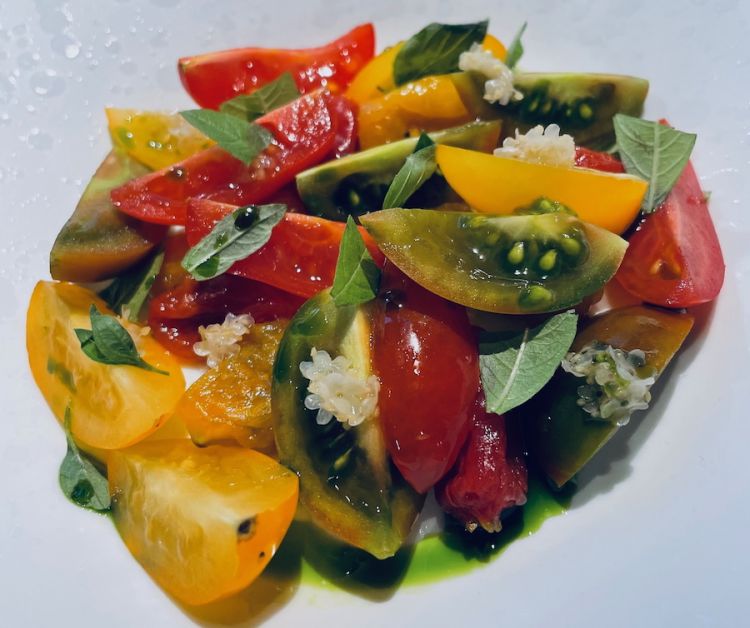 Pomodorini estivi con sambuco, acqua di pomodoro e basilico