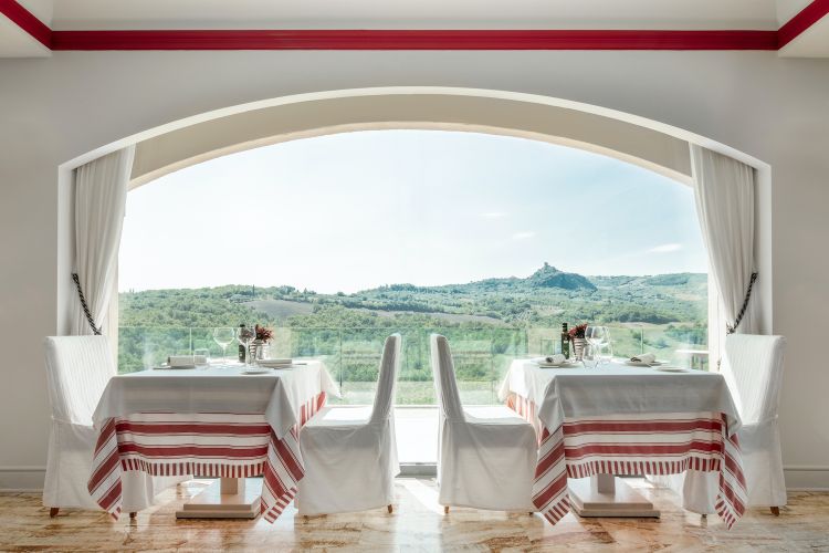 Vista dal ristorante dello storico Albergo Posta Marcucci in Val d'Orcia, a Bagno Vignoni (Siena)
