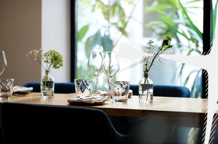 A detail of the dining room (photo poulicheparis.com)
