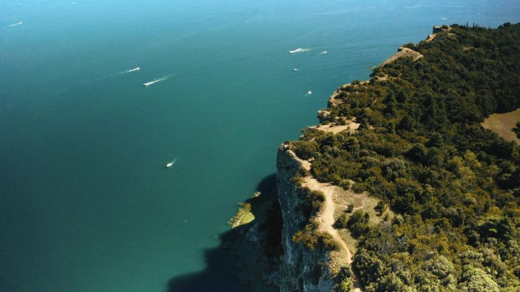 Una suggestiva immagine del lago di Garda
