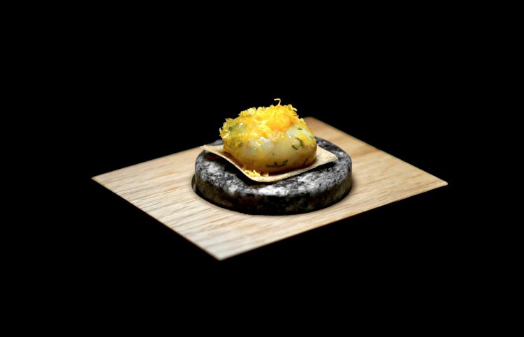 Si parte con gli appetizer, qui Pralina di pesce affumicato e bottarga di uovo