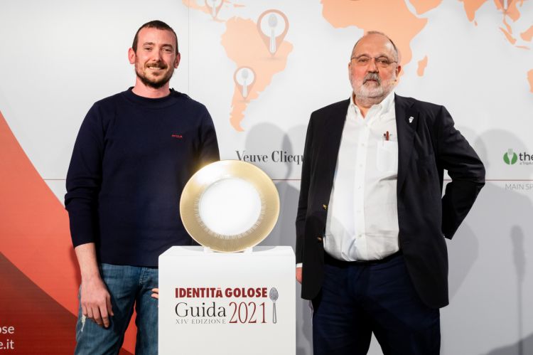 Luca Abbadir con Paolo Marchi la scorsa settimana a Identità Golose Milano mentre riceve il premio "Sperimentazione in cucina" per la Guida Identità Golose 2021
