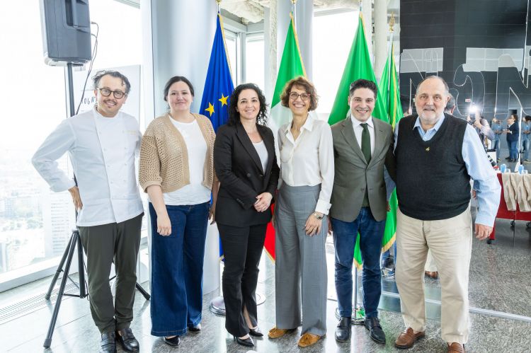 La giuria. Da sinistra Alessandro Negrini, Marta Colubolo, Francesca De Lucchi, Nadia Moroni, Alberto Piras, Paolo Marchi
