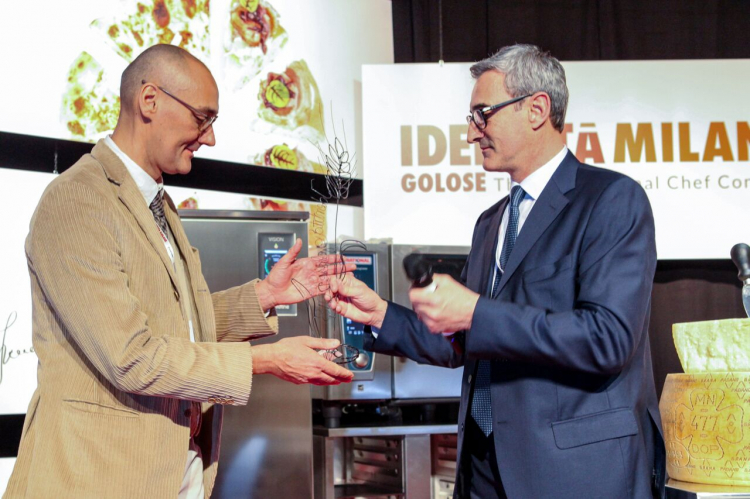 Riccardo Felicetti, a destra, premia Simone Salvin
