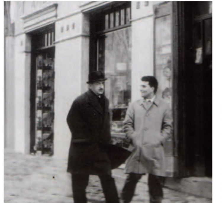 In una foto d'epoca, il Premio Nobel Salvatore Quasimodo (col cappello) mentre esce dalla Pasticceria Pansa
