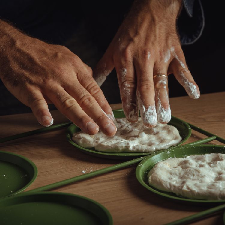 L'attenta lavorazione dell'impasto per la buona riuscita delle golose pizzette al padellino: alta qualità degli ingredienti e filosofia naturale