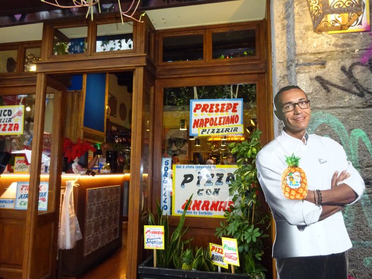 L'entrata della pizzeria-osteria Presepe Napol